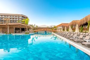 een zwembad met ligstoelen en een resort bij Arsuz Jumanah Hotel in Arsuz