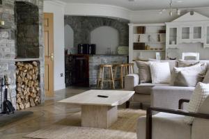 uma sala de estar com um sofá e uma lareira em Ballyvara House em Doolin mais 10 fotografias