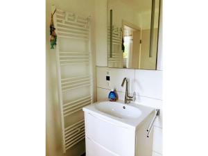 クックスハーフェンにあるMarina Pier 96の洗面台と鏡のあるバスルーム