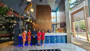 a group of people standing in front of a restaurant at BlueTel Re'sidencE Bangkok IMPACT บลูเทล เรซิดองส์ กรุงเทพ อิมแพค in Nonthaburi +291 photos