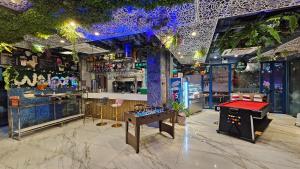 a bar with a ping pong table in the middle at BlueTel Re'sidencE Bangkok IMPACT บลูเทล เรซิดองส์ กรุงเทพ อิมแพค in Nonthaburi