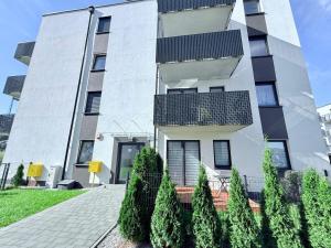ジヴィエツにあるWierzbowa 13 Apartament - blisko jeziora i ścieżek rowerowychの太陽光パネルがたくさんある建物