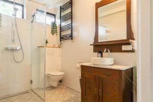 Un baño con ducha, inodoro y lavabo. en Bungalow Veldzicht | 4 personen - Vakantiepark De Kremmer, en Gasselte 38 fotos más