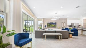 Posezení v ubytování Family-Friendly Villa with Pool & Game Room