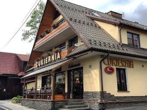 ザコパネにあるApartament nad Cukierniąの通りにレストランがある建物