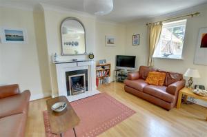 ein Wohnzimmer mit Couch und Kamin in der Unterkunft Pebblesea in Whitstable