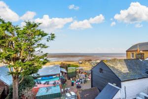 eine Luftaufnahme einer Stadt mit dem Meer in der Unterkunft Pebblesea in Whitstable