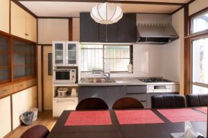 una cocina con fregadero y encimera en ＳｅａＳａｉｄｅＨｏｕｓｅ湯河原, en Yugawara
