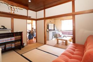 Una sala de estar con un sofá y una chimenea. en ＳｅａＳａｉｄｅＨｏｕｓｅ湯河原, en Yugawara