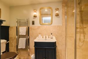 ein Badezimmer mit Waschbecken und Dusche in der Unterkunft Cotswold Cottage- Central Witney in Witney + 15 Fotos