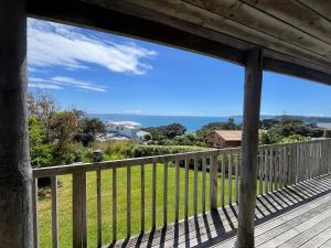 una vista desde la terraza de una casa en Stanmore Bay Log Cabin - short walk to beach, en Stanmore Bay