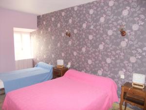 Ένα ή περισσότερα κρεβάτια σε δωμάτιο στο Gite de l'hirondelle