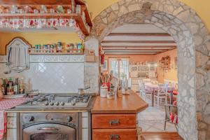 Η κουζίνα ή μικρή κουζίνα στο Holiday Home Rozina - Happy Rentals