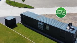 a small black building on the side of a street at Roatel Oranienbaum-Wörlitz (A9) my-roatel-com in Oranienbaum-Wörlitz