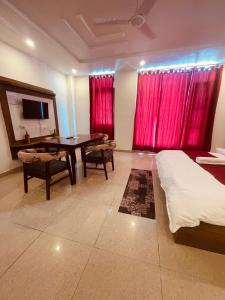 TV a/nebo společenská místnost v ubytování The Orio Cloudberry Kasauli