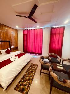 Postel nebo postele na pokoji v ubytování The Orio Cloudberry Kasauli + 25 fotografií