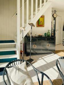 クングスハムンにあるNew Timber Holiday Home With Bay Viewsのリビングルーム(階段、椅子付)