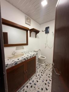 Koupelna v ubytování Roshanne Beach Resort