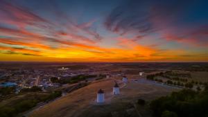 a sunset at the top of a hill at Chicote Rural in Mota del Cuervo