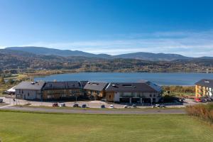 an aerial view of a large house with a lake at RentPlanet - Apartamenty Karkonoskie in Sosnówka