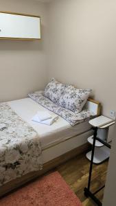 Una cama o camas en una habitación de Border studio Aleksandri