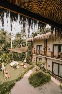 een uitzicht op een resort met een hangmat in de binnenplaats bij UNLTD Hotel Siargao in General Luna