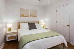 Postel nebo postele na pokoji v ubytování The Cozy Corner Near Downtown