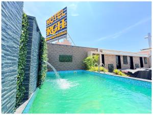 Bazén v ubytování Hotel The Royal Grand Luxuary Heritage Near Jagannath Temple #Sea Beach # Restaurant - Lift And Parking Facilities - Fully Air Condition All Luxury Luxuary Rooms With Attached-Balcony - Best Luxuary Hotel In Puri nebo v jeho okolí