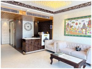 Posezení v ubytování Hotel The Royal Grand Luxuary Heritage Near Jagannath Temple #Sea Beach # Restaurant - Lift And Parking Facilities - Fully Air Condition All Luxury Luxuary Rooms With Attached-Balcony - Best Luxuary Hotel In Puri