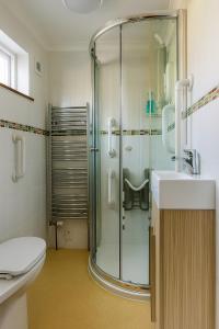 een badkamer met douche, wastafel en toilet bij Beachy Days and Family Stays in Nairn
