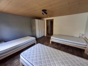 a room with two beds and a ceiling at Monteurwohung Nettelsee in Nettelsee