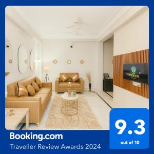 ein Wohnzimmer mit zwei Sofas und einem Fernseher in der Unterkunft The Hidden Gem, Your Perfect Hideaway in Hyderabad