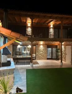 una casa y un patio al aire libre con chimenea en Casa con encanto Lemus, en Celada