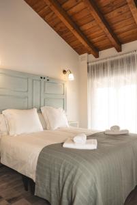 Un dormitorio con una cama grande con dos toallas encima. en Casa con encanto Lemus, en Celada 23 fotos más