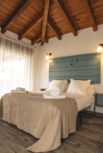 Un dormitorio con una cama grande con cabecero verde. en Casa con encanto Lemus, en Celada