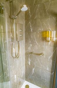 eine Dusche mit Glastür im Badezimmer in der Unterkunft Seaview Cottage Schoolhouse 2 in Carbost