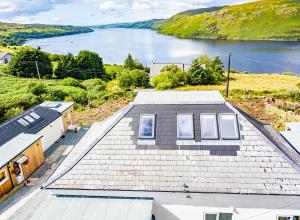 eine Luftansicht eines Hauses mit Seeblick in der Unterkunft Seaview Cottage Schoolhouse 2 in Carbost