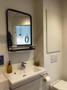 Ένα μπάνιο στο Anneks med eget toilet og bad - gratis parkering +18 φωτογραφίες