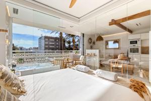 Postel nebo postele na pokoji v ubytování NATuRaL BEACH HOME + 33 fotografií