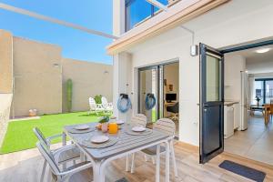 een eetkamer met een tafel en stoelen bij MEDANO4YOU The Surf Backyard in El Médano