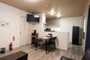 eine kleine Küche mit Tisch und Kühlschrank in der Unterkunft Fabulous Shiroyama - Vacation STAY 17734 in Odawara