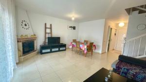 a living room with a fireplace and a table and chairs at casa Palm Beach in Montroig