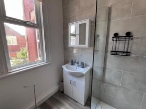 Et badeværelse på 2 Claremont Villa + 34 billeder