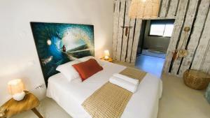 Voodi või voodid majutusasutuse Villa Mahana piscine privée vue mer Etang Salé toas +41 fotot