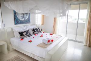 Una cama o camas en una habitación de Penthouse Alina