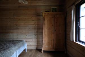 an empty room with a bed and a window at Kukučio ausy in Trasninkas
