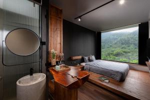 une chambre avec un lit, un miroir et un lavabo dans l'établissement Đồi Quán Boutique Mansion Ba Vi, à Xóm Trông