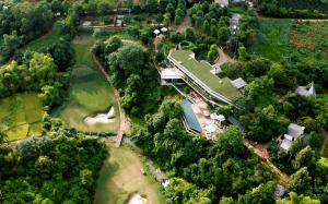 - une vue de tête sur une maison avec un parcours de golf dans l'établissement Đồi Quán Boutique Mansion Ba Vi, à Xóm Trông 3 autres photos
