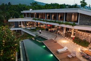- une vue aérienne sur un bâtiment avec piscine dans l'établissement Đồi Quán Boutique Mansion Ba Vi, à Xóm Trông