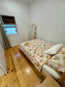 ein Schlafzimmer mit einem Bett in einem Zimmer mit einem Fenster in der Unterkunft 2 Bedroom Beauty, The Range in The Range